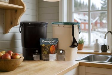 bokashi bøtter og bokashi strø på kjøkkenbenk